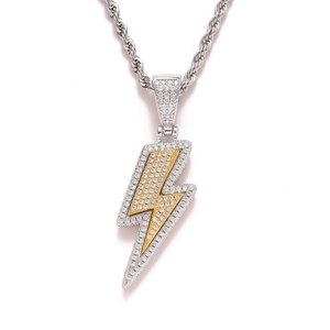Pendentif éclair hip hop avec zircons micro-pavés sur une chaîne torsadée argent