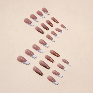 Faux ongles ballerine longs avec pointes French blanches et paillettes brillantes