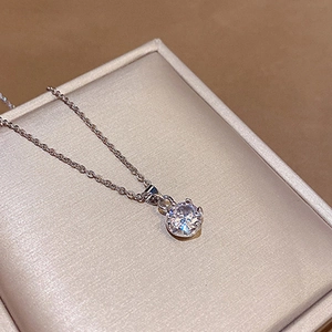 Collier élégant en acier titane argenté avec pendentif en zircone cubique à 4 griffes