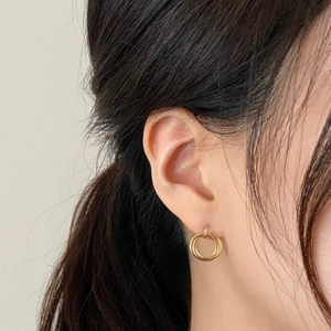 Minimalist triple-hoop gold earrings in S925 sterling silver worn by a model