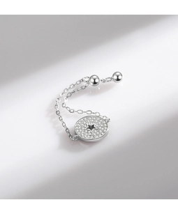 Détail de bague étoile en argent S925 avec design ajouré et cristaux pavés brillants