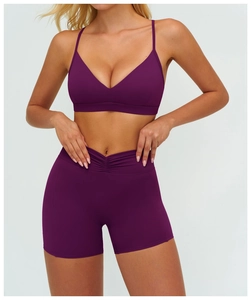 Détail du soutien-gorge de sport violet col en V et short taille haute froncé