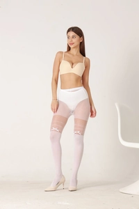 Détail de collants Lolita blancs avec décoration de nœud et design en patchwork