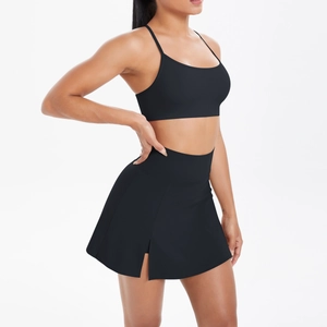 Vue détaillée d'un ensemble brassière de sport et jupe de tennis noire à taille haute