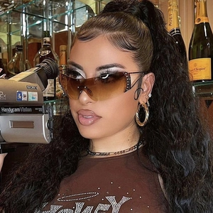 Y2K randlose Wrap-Sonnenbrille mit braunem Verlaufsglas und silbernen Nieten