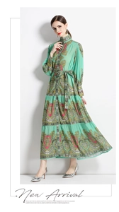Détails de robe longue bohème à fleurs avec col montant, ceinture et manches lanternes