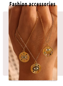Vue détaillée de trois colliers œil porte-bonheur dorés avec pendentifs en émail coloré