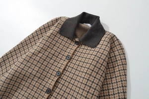 Detailansicht der Vintage-Strickjacke mit Hahnentrittmuster, Kragen und schwarzen Knöpfen