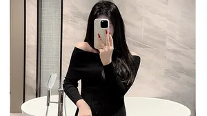 Primer plano de la textura del vestido negro de punto acanalado con hombros descubiertos