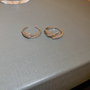 Détail de bagues croisées en argent avec sertissage de zircons cubiques scintillants