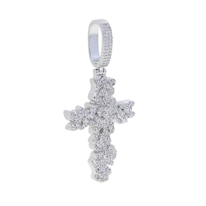 Vue détaillée du pendentif croix en argent composé d'oursons avec des zircons brillants