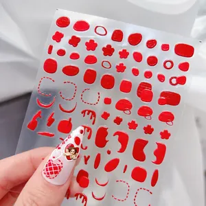 Nahaufnahme von 5D roten geprägten Nagelaufklebern mit Amor-Engeln und Herzmustern