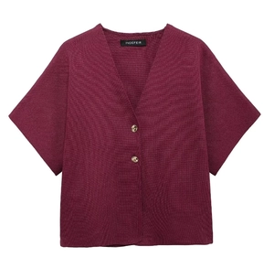 Nahaufnahme der dunkelvioletten Kurzarm-Strickjacke mit V-Ausschnitt und Goldknöpfen