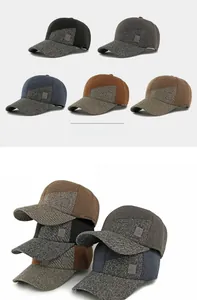 Nahaufnahme von Vintage-Patchwork-Baseballkappen mit Wolle-Textur und Logo-Leder-Patch