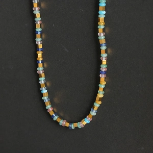 Collier vintage en acier titane avec perles de pierre naturelle colorées et cubes dorés