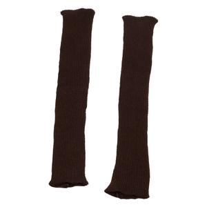 Detailansicht dunkelbraune Rippstrick-Armstulpen mit fingerlosem Design für den Winter