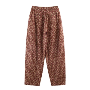 Détail d'un pantalon cachemire rouge bohème avec taille élastique et poches arrière