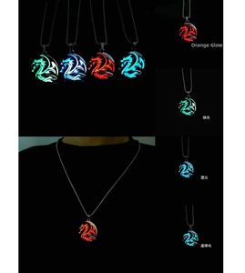 Détail de pendentifs dragon montrant quatre couleurs lumineuses dans le noir