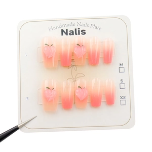 Faux ongles dégradés roses avec reliefs de pêche en 3D et forme de ballerine chic