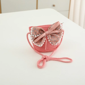 Detail der rosa Stroh-Umhängetasche für Mädchen mit Blumen-Schleife und Spitze