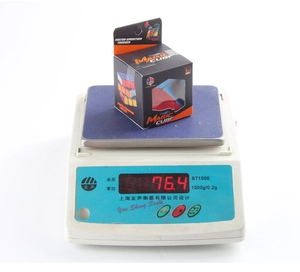 Detailed scale showing the 76.4g weight of this smooth 3x3 educational magic cube