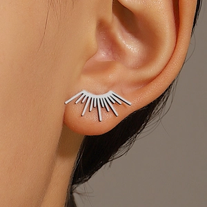 Gros plan de boucles d'oreilles soleil vintage en argent portées par un mannequin