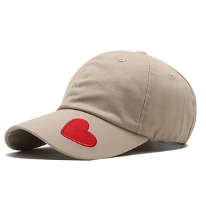 Berretto da baseball in cotone kaki con piccolo cuore rosso ricamato sulla visiera