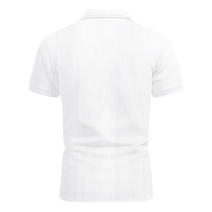Gros plan du tissu gaufré blanc sur le dos d'un polo à manches courtes pour hommes
