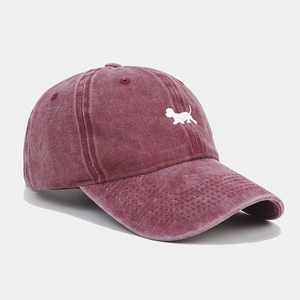 Vue latérale détaillée d'une casquette en coton bordeaux délavé avec broderie chien