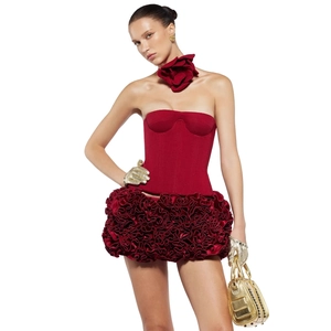 Ensemble corset deux pièces rouge foncé avec jupe bouffante et ras-du-cou floral