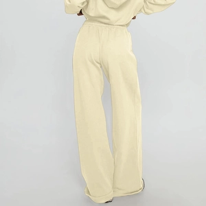 Vue arrière détaillée d'un pantalon large crème à taille haute avec ceinture élastique