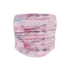 Λεπτομέρεια από ροζ και μοβ ύφασμα tie-dye με οριζόντιες πτυχές και υφή στο πανί