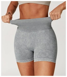 Gros plan sur la taille haute côtelée du short de yoga gris sans couture délavé
