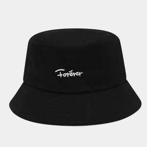 Détail de la broderie Forever blanche sur le bob en toile de coton noir robuste