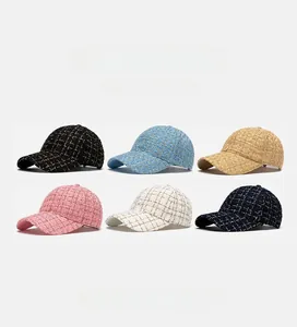 Gros plan de casquettes de baseball en six couleurs montrant le tissu en tweed tissé
