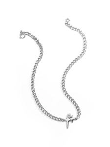 Détail macro de la chaîne cubaine en acier titane argenté avec pendentif étoile