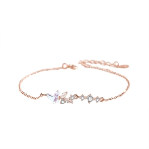 Bracelet papillon en or rose avec étoiles en zircone blanche et une chaîne réglable