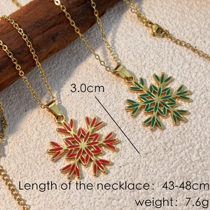 Collana con pendente a fiocco di neve di Natale con smalto rosso e verde oro