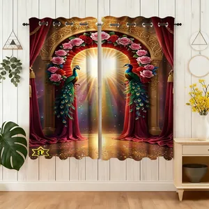 Details eines Luxus-Samtvorhangs mit Pfauen- und Rosenprint und schwarzen Metallösen