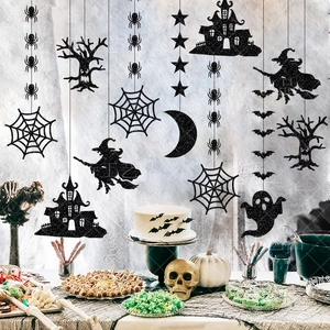 Déco d'Halloween suspendue avec araignées et fantômes pailletés sur une table de fête