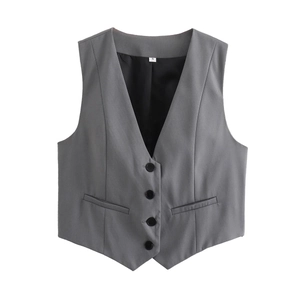 Détail du gilet de costume gris à col en V avec quatre boutons noirs et poches factices