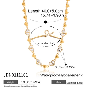 Détails du collier à maillons cœur dorés avec strass et chaîne d'extension réglable