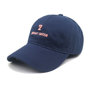 Dettaglio del cappellino blu navy con ricamo rosa Mount Green 7 e trama in cotone traspirante