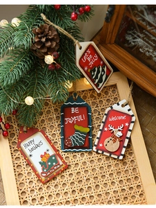 Détails de quatre ornements de Noël vintage en bois peint avec décor de pommes de pin