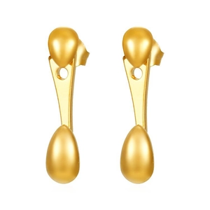 Dettaglio di orecchini a goccia in acciaio inossidabile placcato oro 18K con finitura liscia