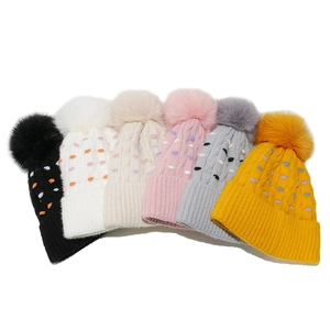 Gorros de punto de invierno para mujer con pompones y patrón de lunares de colores
