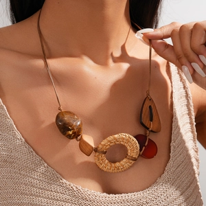 Détail du collier bohème avec anneaux en rotin tressé et perles de bois naturel