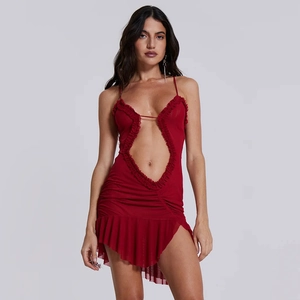 Détail de la robe courte en maille rouge avec découpe à la taille et ourlet irrégulier