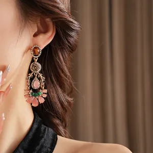 Orecchini vintage in stile vittoriano con gemme rosa a goccia d'acqua indossati da modella