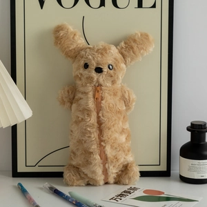 Détail de la trousse en peluche lapin avec longues oreilles et fermeture éclair verticale